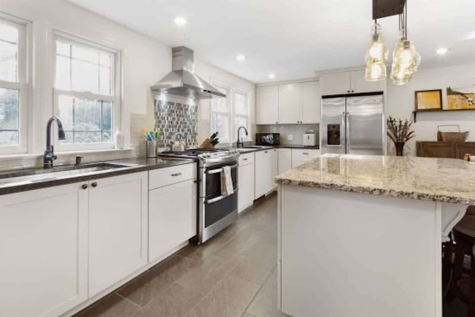 Fully Equipped kitchen with refrigerator, dishwasher and stove 