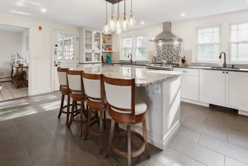 Fully equipped kitchen and kitchen island with seating 