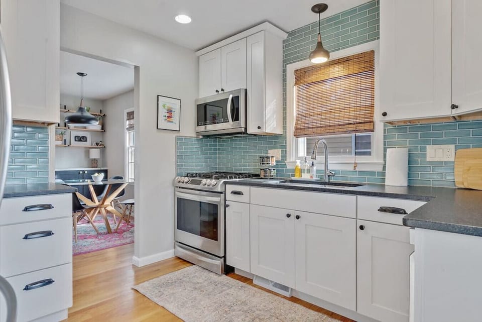 Stunning, freshly remodeled kitchen with kitchen appliances!