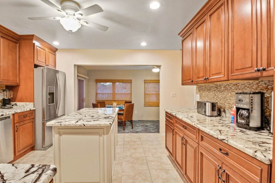 Great kitchen with lots of counter space and cabinets