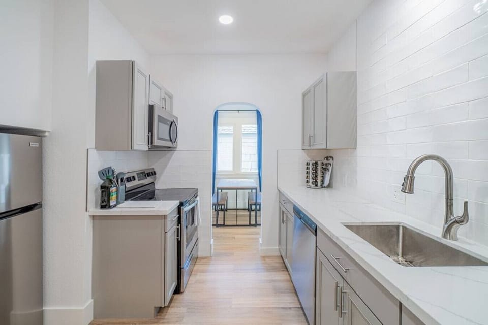 Complete view of the kitchen.