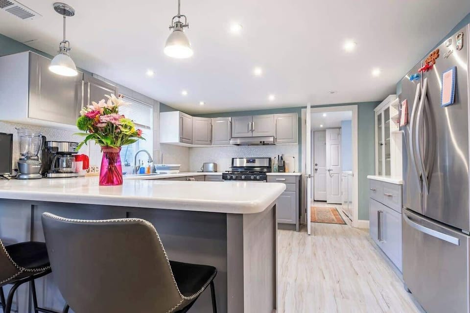 breakfast bar and plenty of room to cook