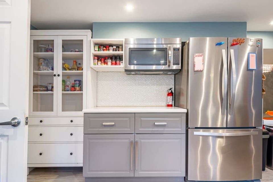 Plenty of prep space. 