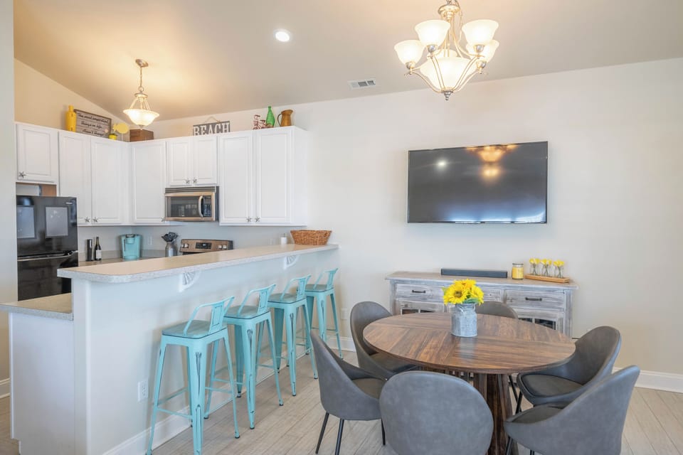 Dining area with seating for 6 plus 4 at the counter