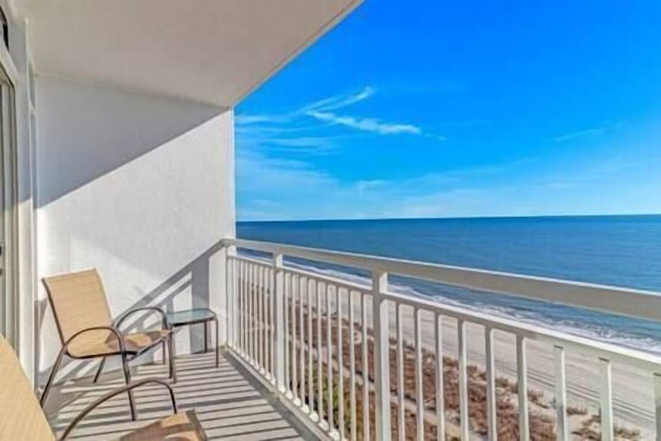 Large Oceanfront Balcony with gorgeous views!