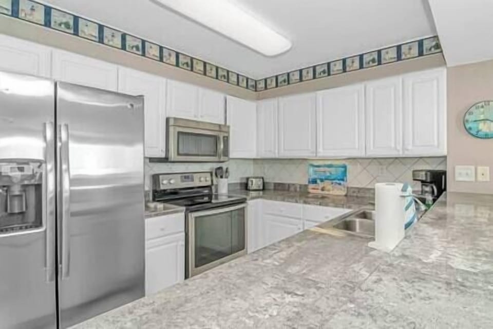 Beautiful Kitchen w/ stainless steel appliances!