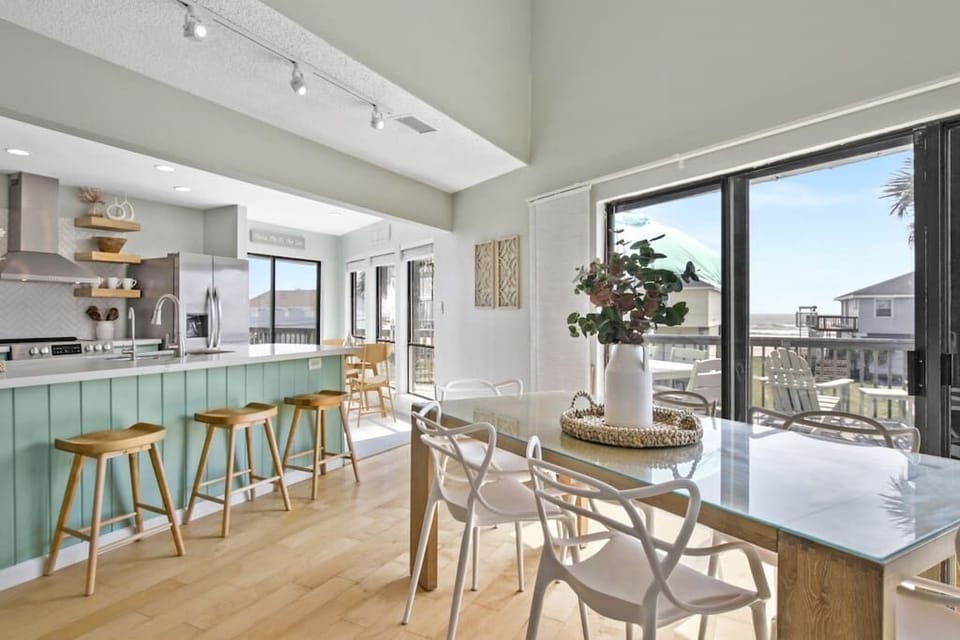 This beautiful bungalow is the perfect getaway to relax and leave your cares behind!  Enjoy a view of the ocean as you sip a cup of hot coffee in the morning or, while having breakfast.
