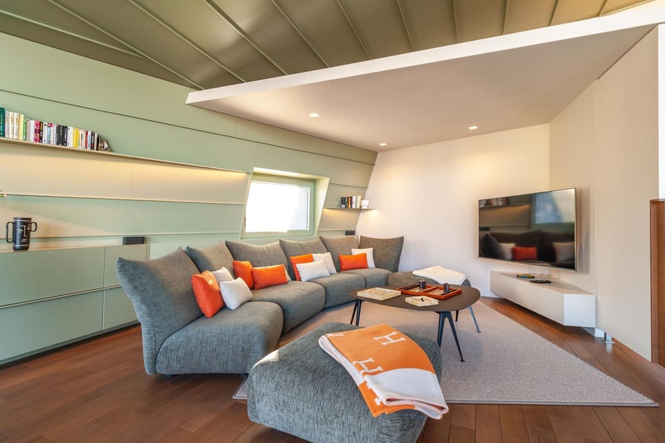 A magnificent TV/sitting room, with a large 8-seater sofa, a library and board game corner for your family evenings.