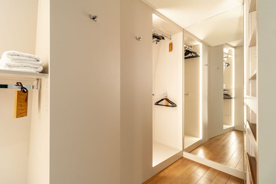 Bedroom 1 - walk-in dressing with two mirrors