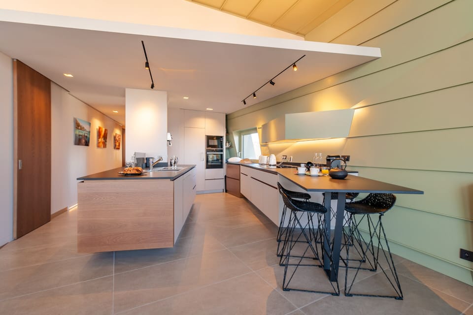 Fully equipped kitchen with breakfast table