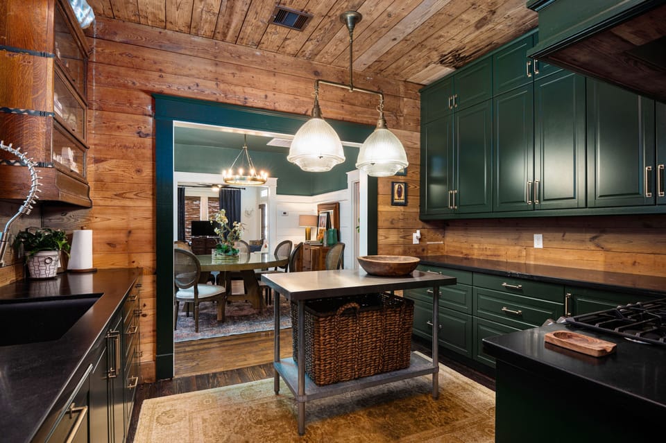 Kitchen has everything you could need 