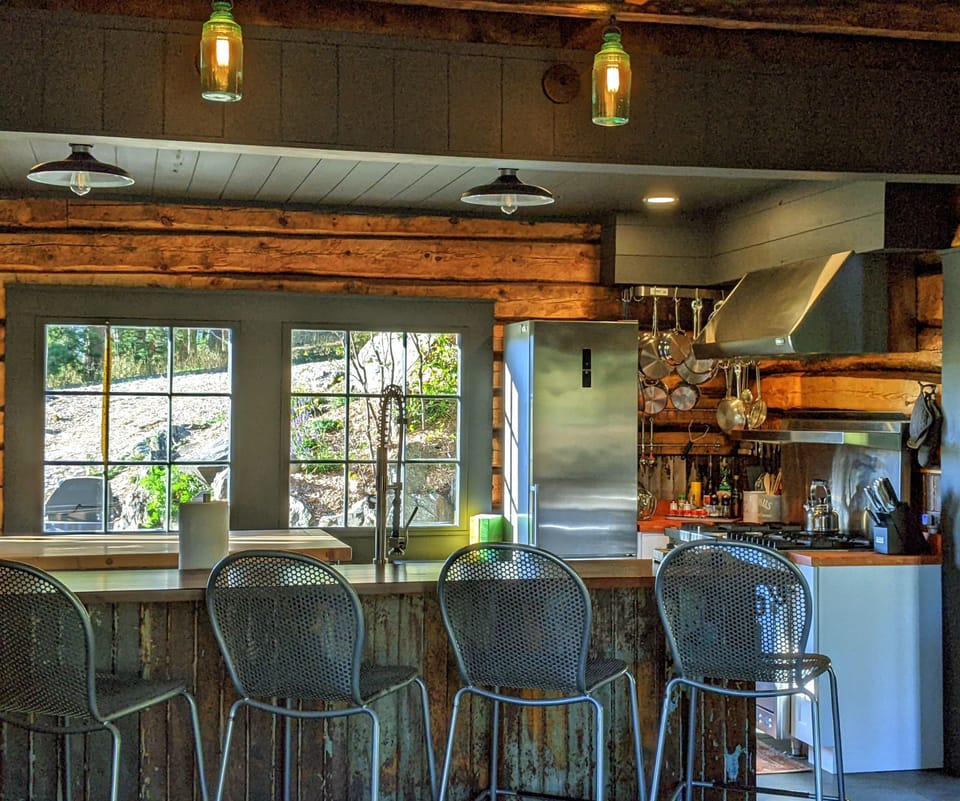A full counter for more casual dining