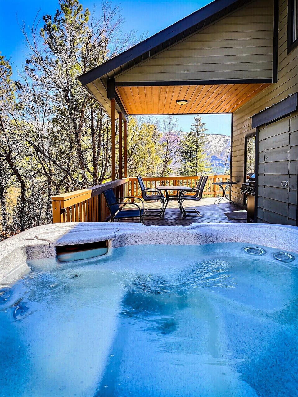 6 person hot tub. Professionally cleaned after every guest. 