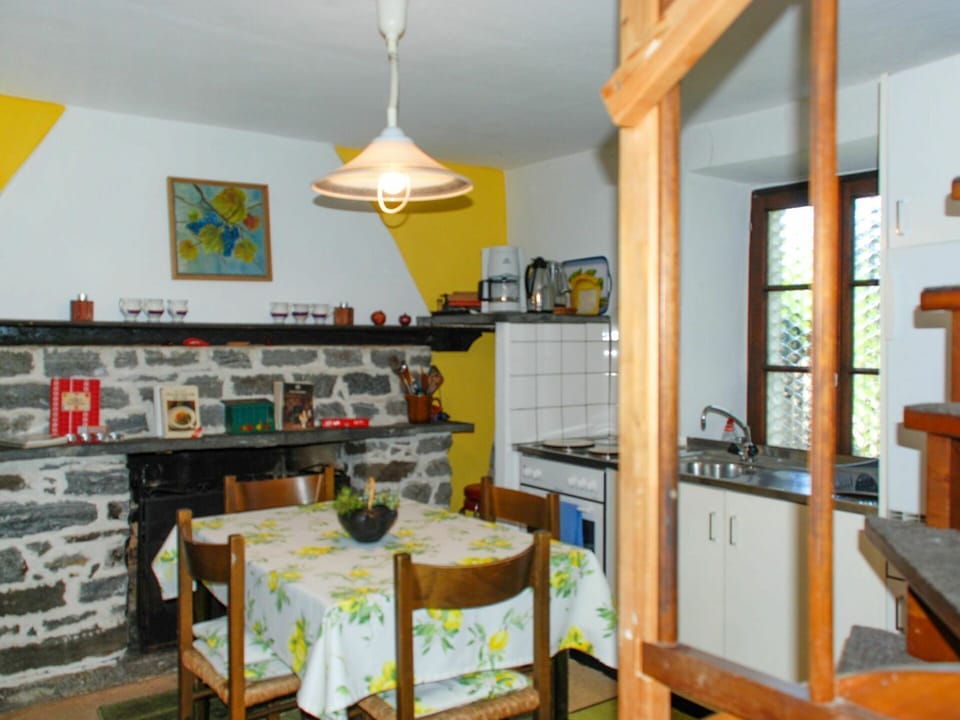 Property, Shelf, Shelving, Interior Design, Table, Cabinetry, Wood, Kitchen, Wall, Building