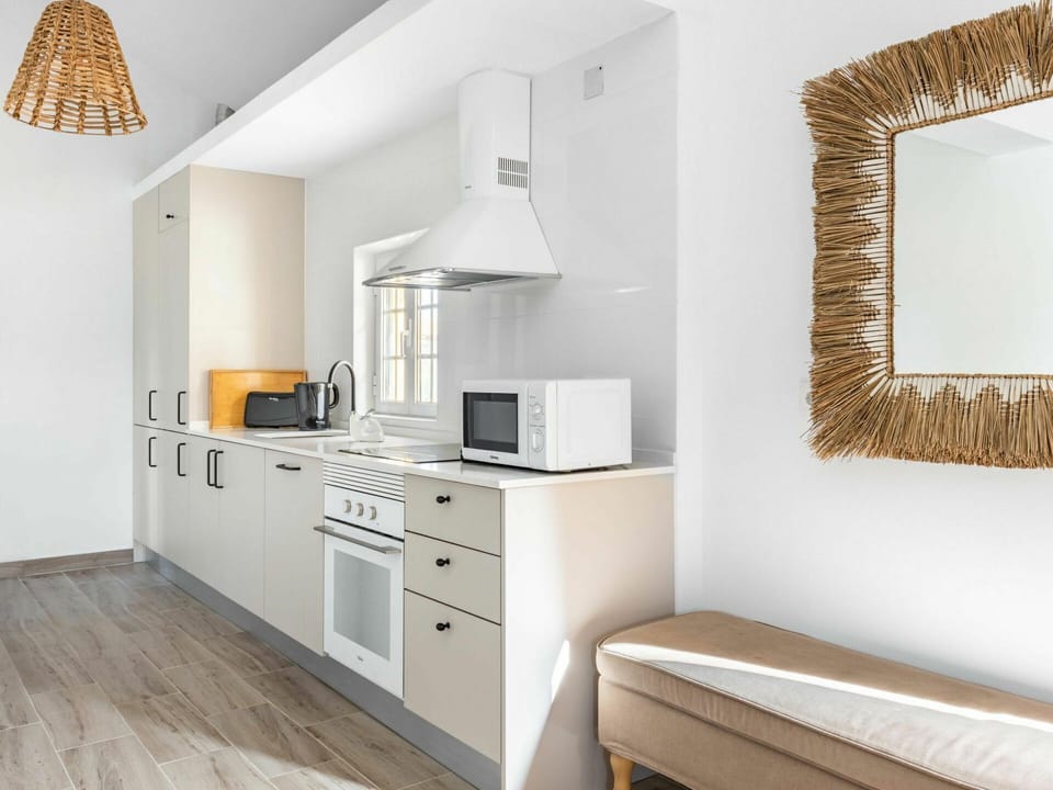 Mirror, Cabinetry, Property, White, Countertop, Drawer, Wood, Interior Design, Building