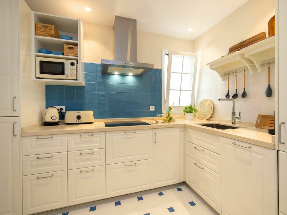 Tap, Cabinetry, Countertop, Kitchen Sink, Sink, Property, Furniture, Plumbing Fixture, Drawer, Building