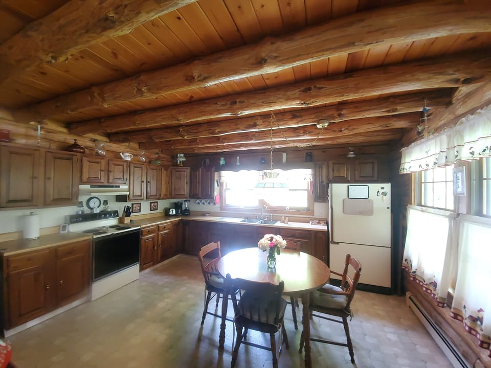 Full Kitchen with dining table