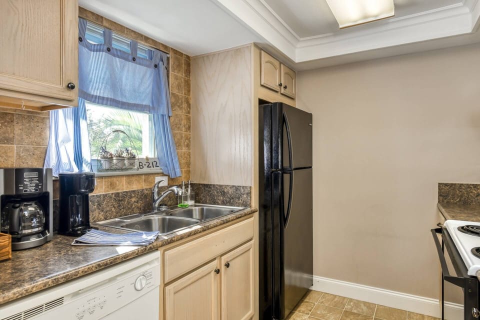 Cook all your favorite meals together in this fully stocked kitchen.