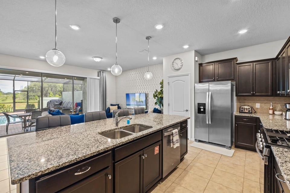 Spacious Modern Kitchen w/Granite Countertops and Stainless Steel Appliances