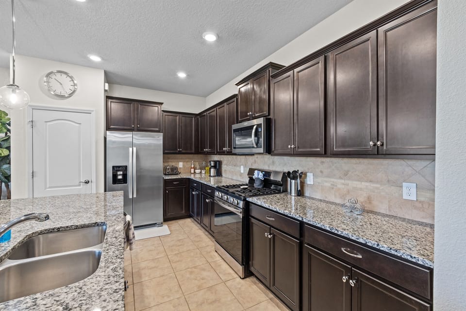 Spacious Modern Kitchen w/Granite Countertops and Stainless Steel Appliances