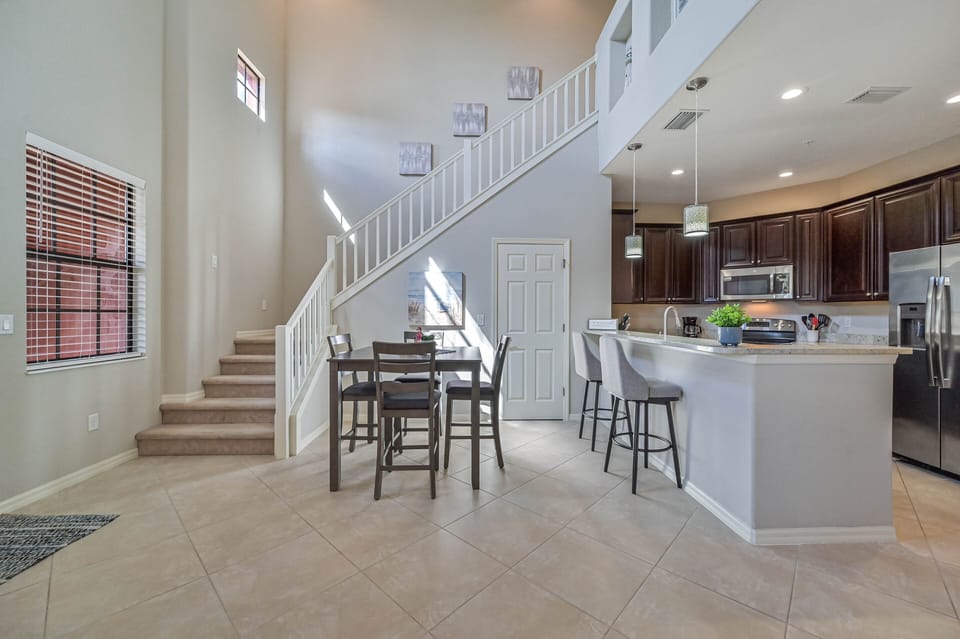 PAS5806 - Dining and kitchen with breakfast bar
