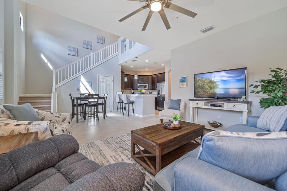 PAS5806 - View to the dining area and kitchen from the living