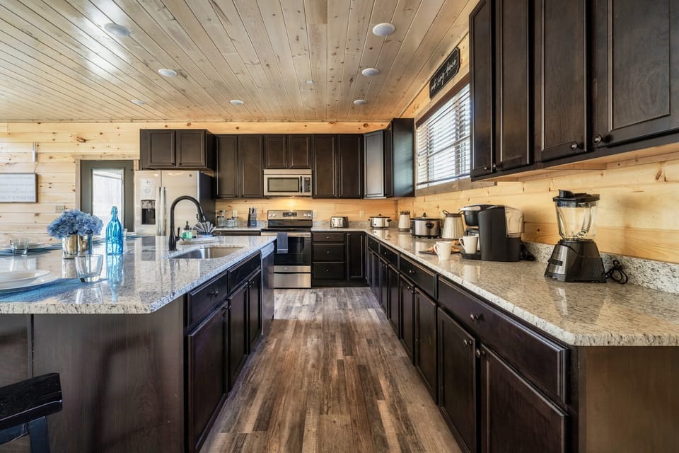 【Kitchen】Large kitchen island perfect for the large family meal prep