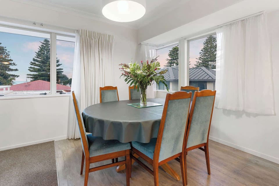 Dining room with extendable dining table
