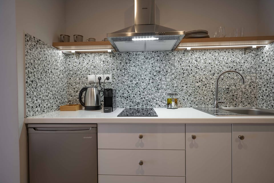 Fully-equipped kitchenette 