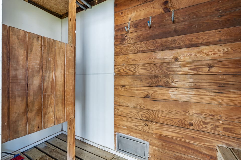 The outdoor shower is very convenient.