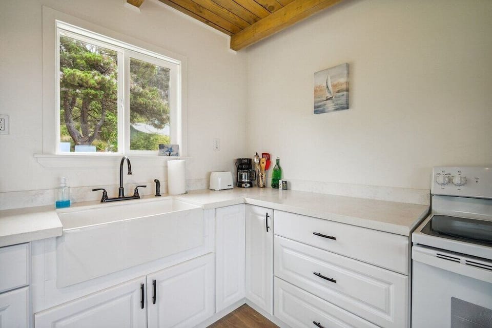 New appliances, cozy kitchen 