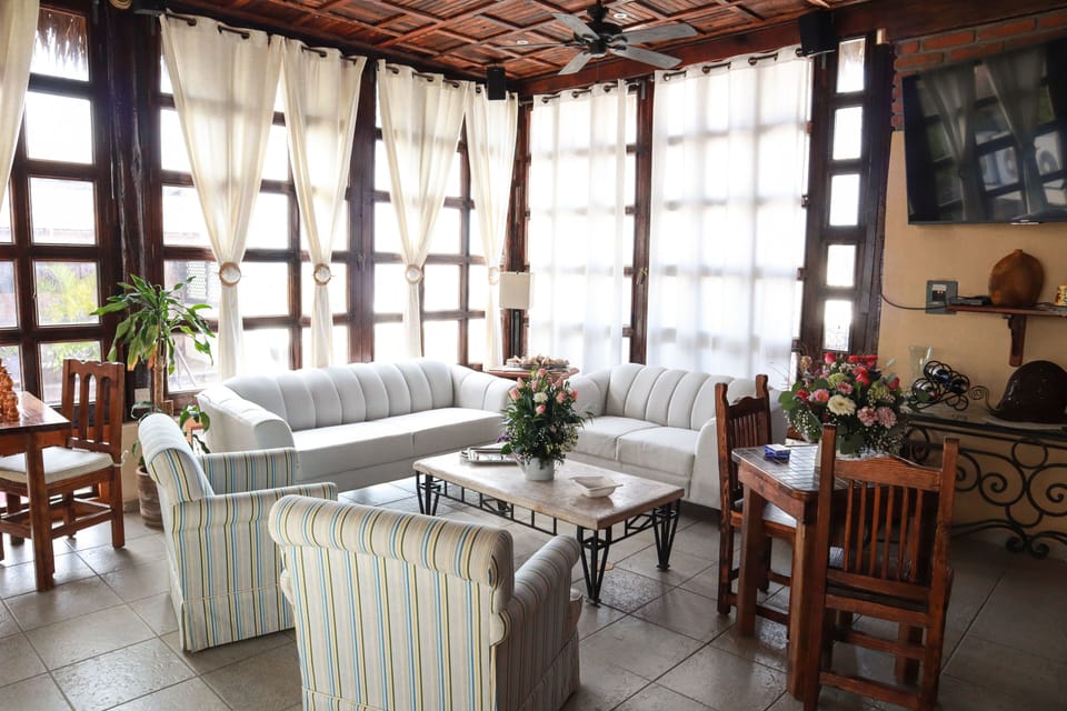 Lounge with coffee, tea, expresso and snacks as courtesy.