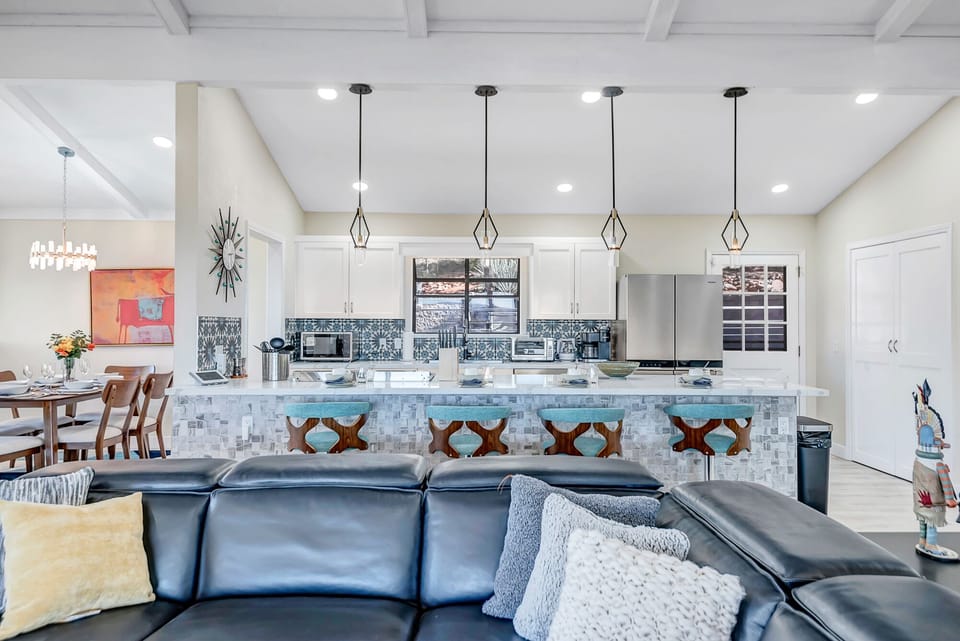 Large Island with Bar Seating