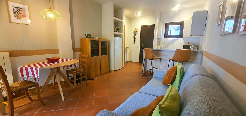 Table, Picture Frame, Furniture, Comfort, Door, Wood, Drawer, Yellow, Floor, Television