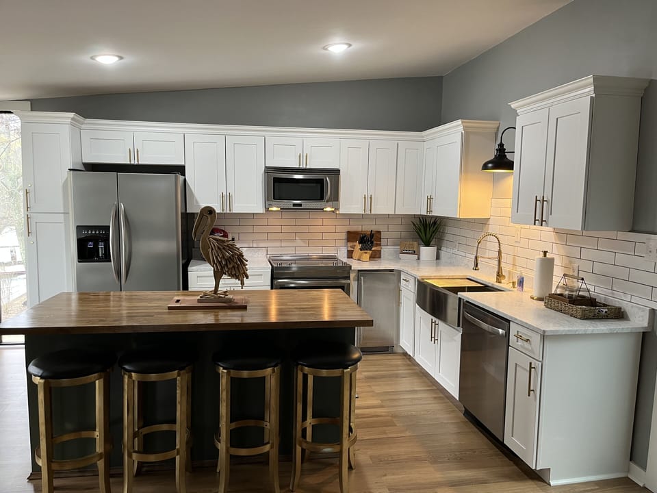 Fully stocked kitchen w/under counter ice maker
