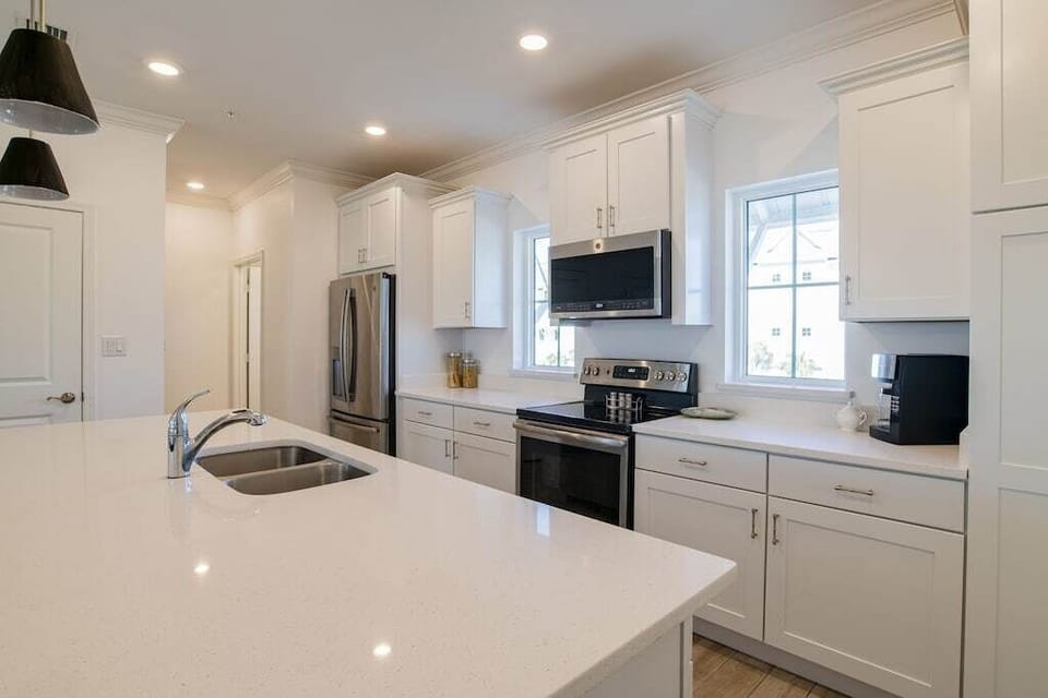 Fully stocked kitchen for family meals and seafood nights in.