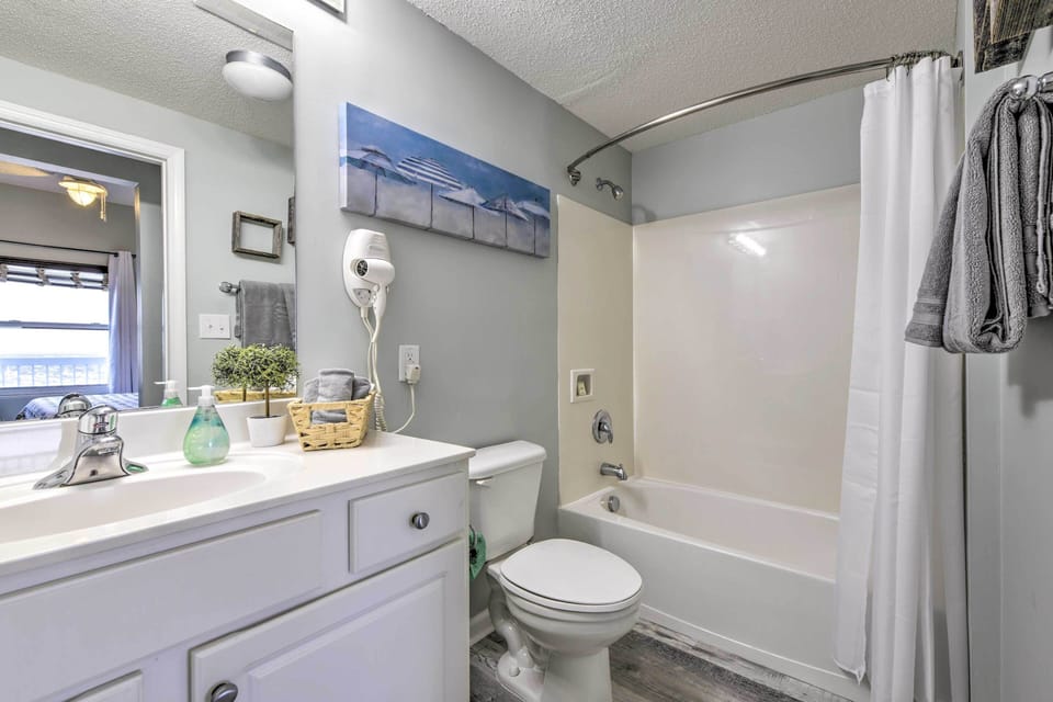 En-Suite Bathroom | Towels Provided | Complimentary Toiletries | Hair Dryer