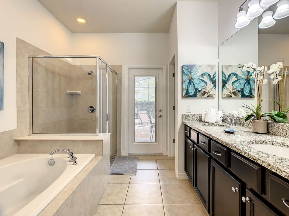 Bath 1- Master Suite with En Suite Bathroom