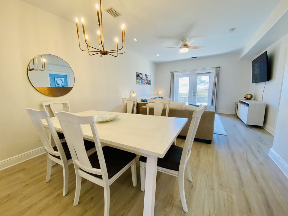 Seating for 6 in this comfortable dining space. 