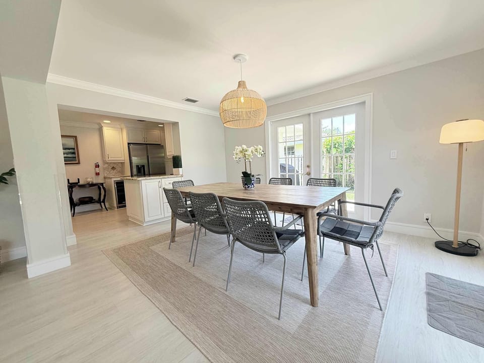 Ample dining for a large group