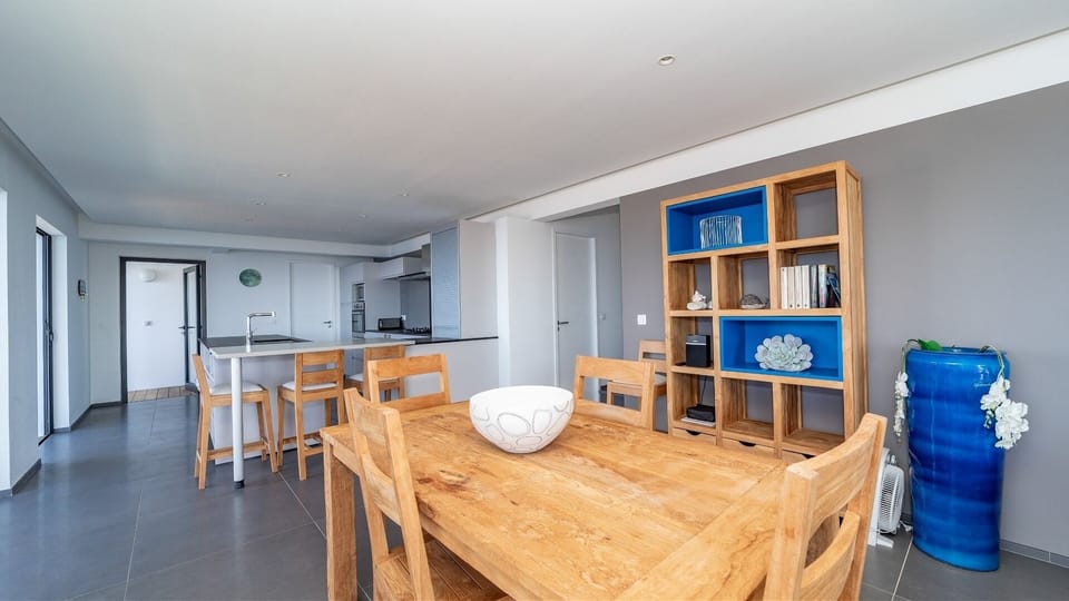 Dining Area & Kitchen