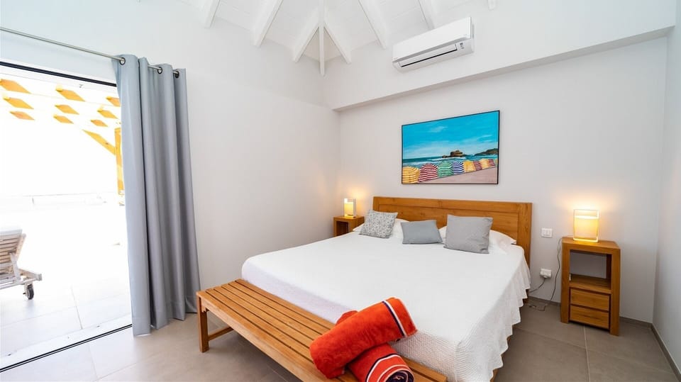 Bedroom 1: On the upper level. King size bed, air conditioning, ceiling fan, HD-TV, Apple 