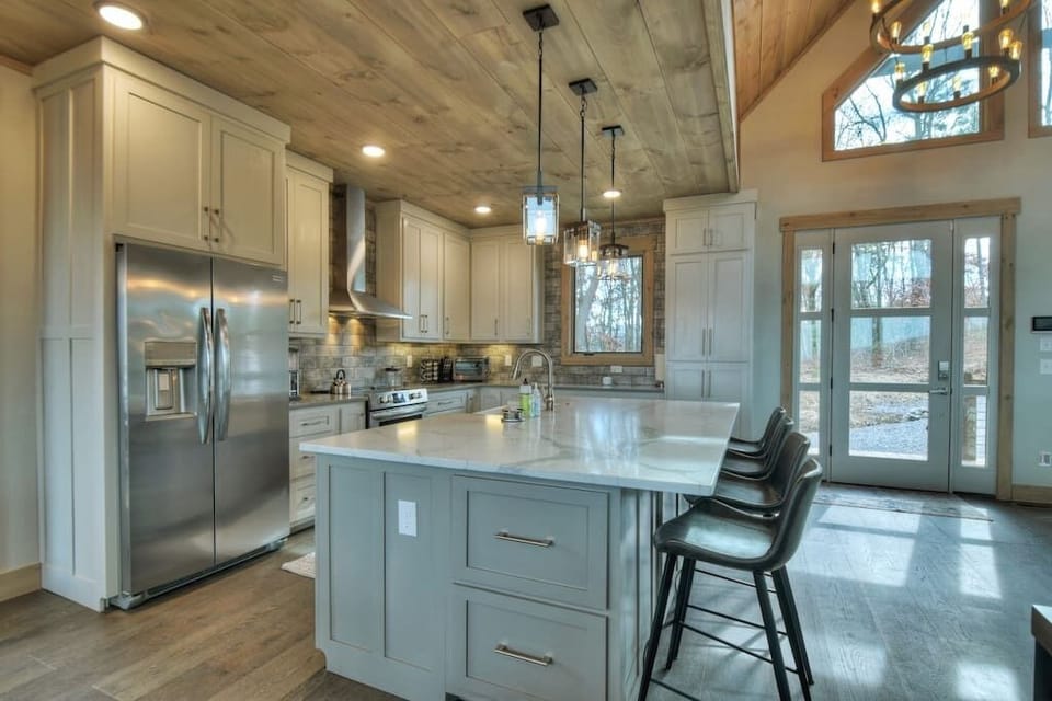 The beautiful 4 Dancing Bears cabin