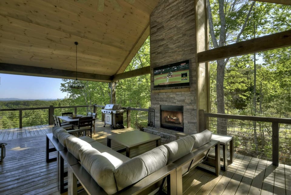 The beautiful 4 Dancing Bears cabin