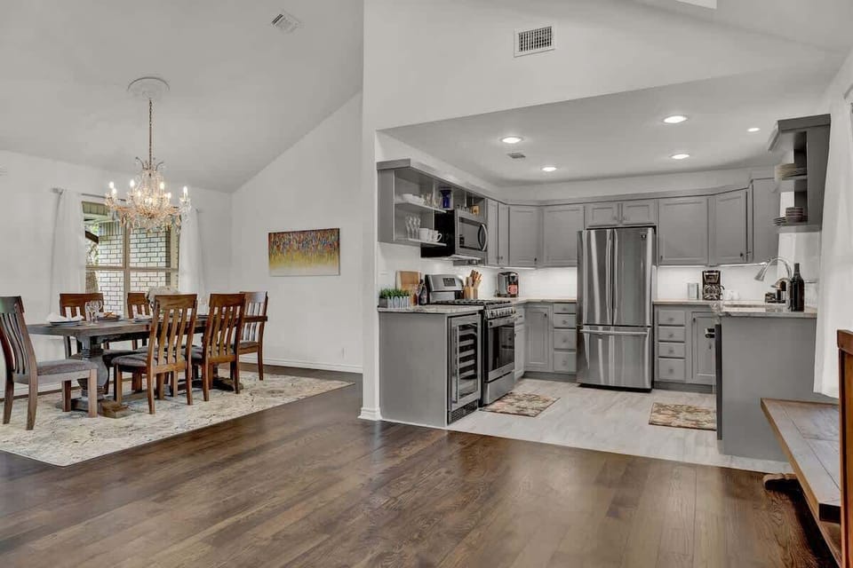 Prepare and enjoy a delicious meal in the fabulous kitchen and dining room!