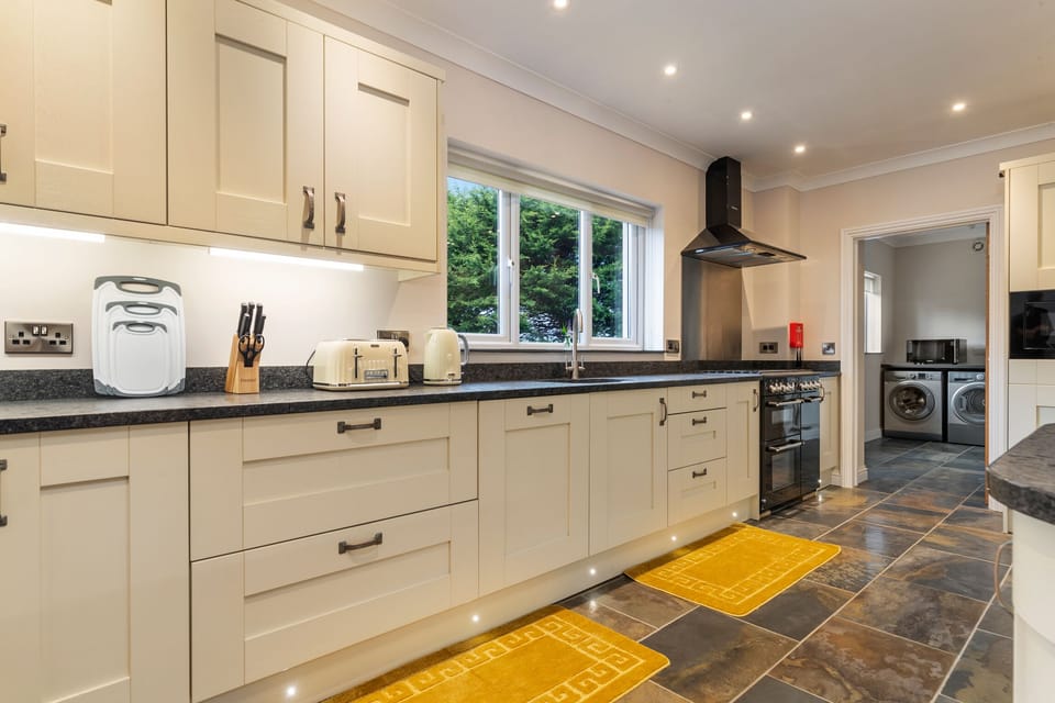 Large Luxury House, Log Burner, Central Location