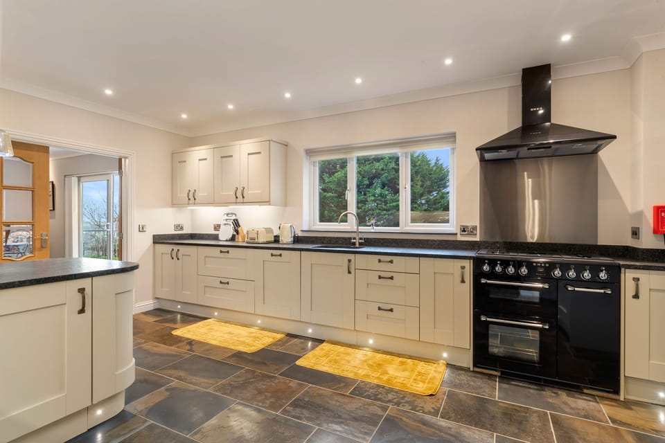 Large Luxury House, Log Burner, Central Location