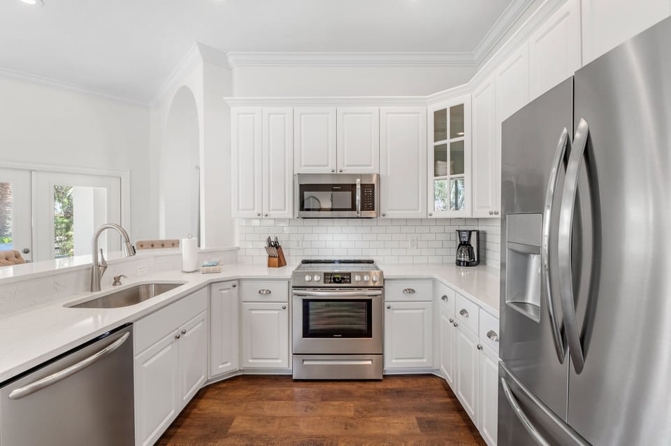 Updated kitchen w/ stainless Frigidaire appliances

