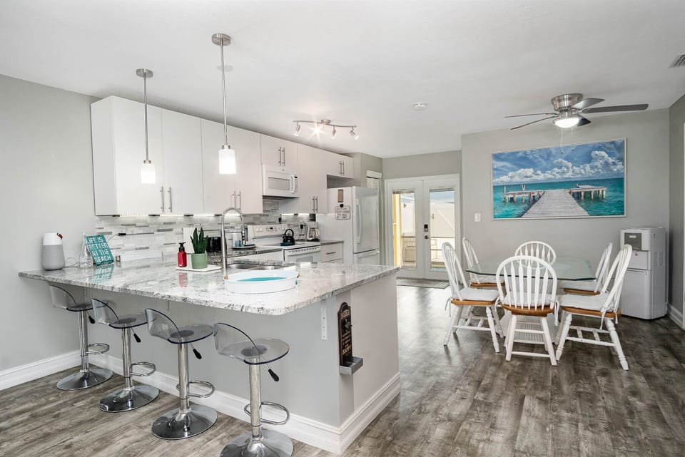 Tons of cooking and entertaining space!!