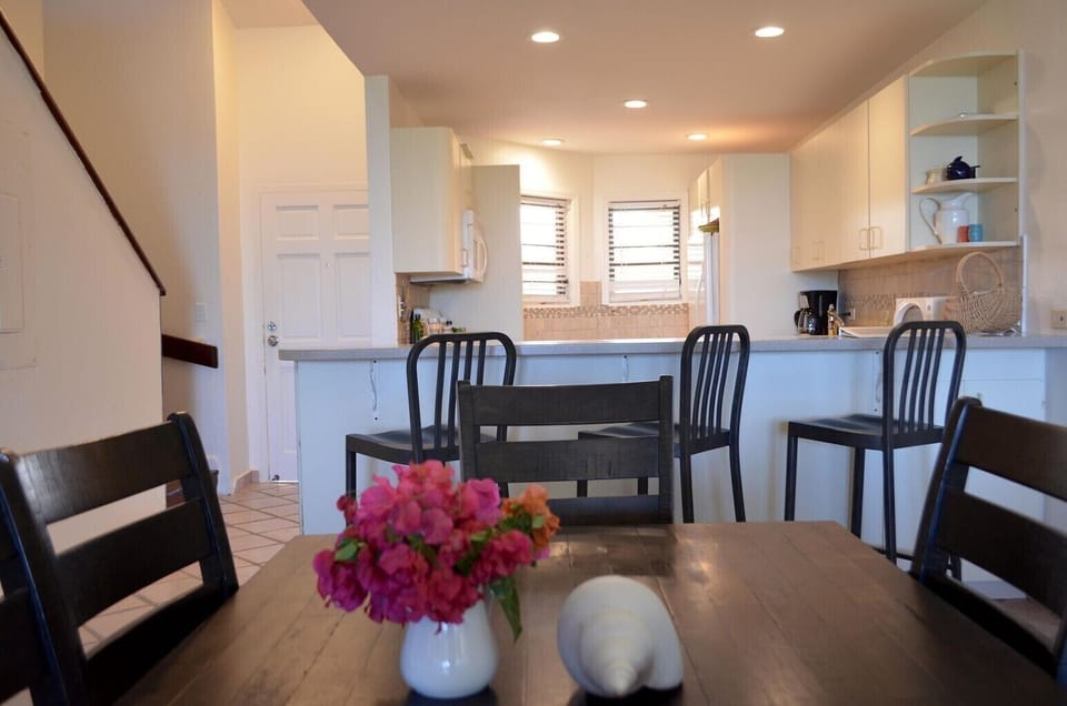 Eat-in bar or seat at the dining table.